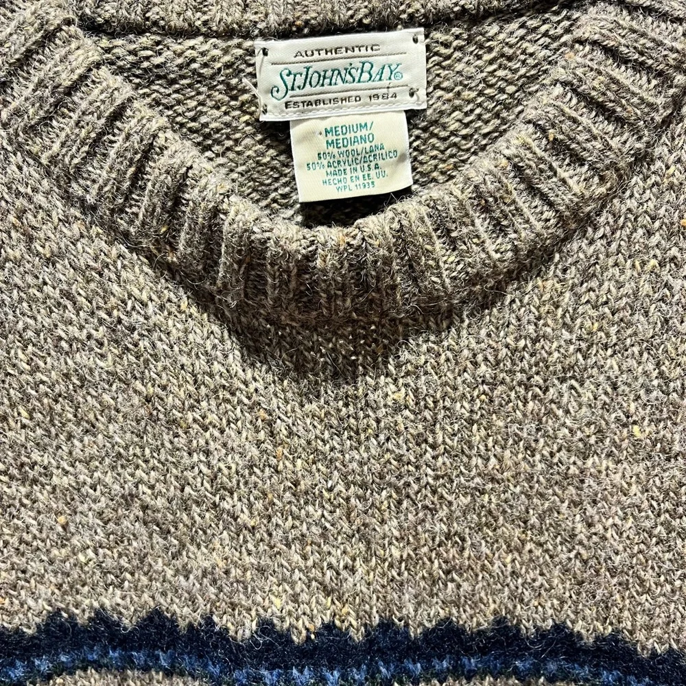 Men's Medium vintage St. John's Bay snowflake patterned wool blend sweater.‎